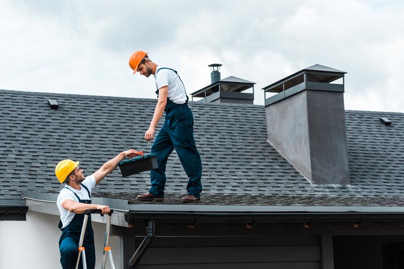 How Roofyng.co.uk works for emergency roof tarping